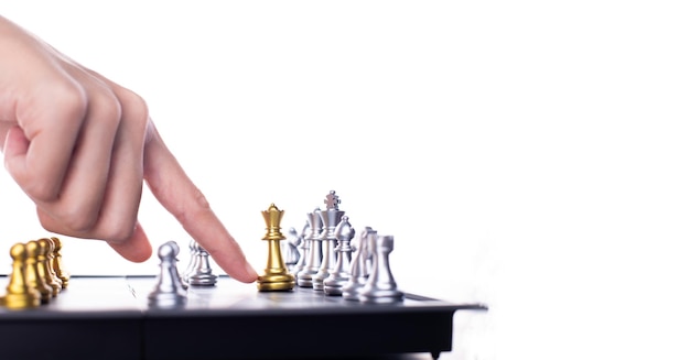 Geschäftsfrau spielt Schach zum Erfolg Leader nutzt Strategiespiel, um Konkurrenten mit intelligenter Führungskraft herauszufordern, um King mit Ideenkampf des Managementteams zum Sieg zu führen, um Kopierraum zu gewinnen