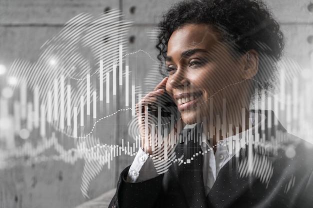 Geschäftsfrau spricht Telefon- und Aktienmarkt-Finanzdiagramm-Hologramm Doppelbelichtung Konzept für den Online-Handel mit Anleihen, Aktien und Währungen