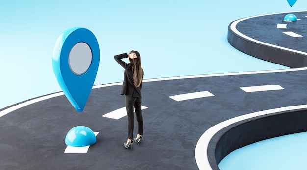 Geschäftsfrau steht auf einer Straße und schaut auf einen großen blauen Standort, der Navigation und Entscheidungsfindung symbolisiert