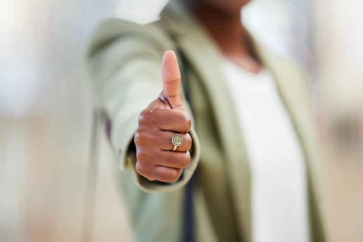 Foto geschäftsfrau streckt hände und daumen hoch, um erfolg zu haben oder gute arbeit bei der genehmigung im büro zu leisten. hand einer weiblichen person zeigt daumen-emoji-ja-zeichen oder ähnliches für motivation, sieg oder beförderung am arbeitsplatz