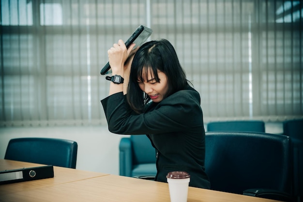 Geschäftsfrau Stress vom ChefSekretärin hat eine harte ArbeitThailand-LeuteArbeiter haben keine Ideen für die Arbeit