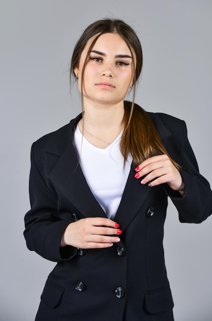 Geschäftsfrau tragen formalen Anzug Friseur Schönheitssalon süßes Mädchen hat lange Haare weibliche Herbstmode Stil für echte Frau tragen trendige Farbe nur Frau in edel eleganter Jacke