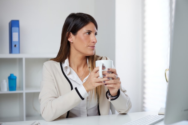 Geschäftsfrau trinken eine Tasse Tee zu Hause Büro