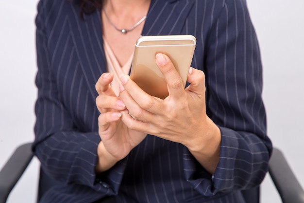 Geschäftsfrau überprüft ihre E-Mails auf ihrem Smartphone des mobilen Handys