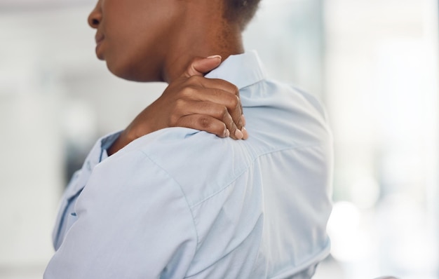 Geschäftsfrau und Schulterschmerzen Verletzungen Entzündung und Rückenschmerzen Problem mit Rückansicht Geschäftsperson mit chiropraktischer Störung, die Muskeln hält, um physischen Druck im Gelenk zu berühren