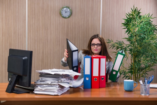 Geschäftsfrau unter dem Druck, der im Büro arbeitet