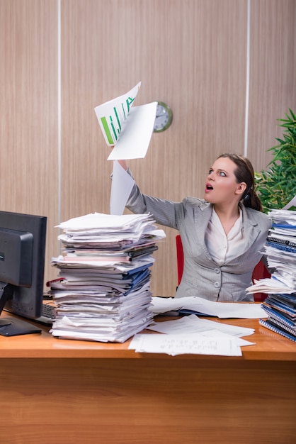 Geschäftsfrau unter Stress im Büro arbeiten