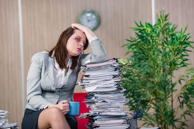 Geschäftsfrau unter Stress im Büro arbeiten