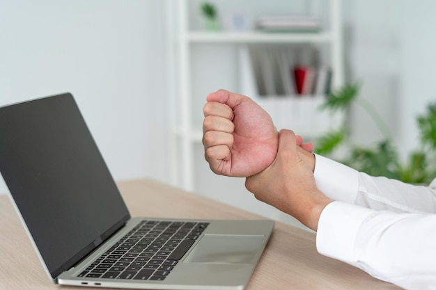 Geschäftsfrau verletzt Handgelenk während der Arbeit Eine Frau verwendet lange Zeit einen Computer, der das Trigger-Finger-Office-Syndrom ConceptxDxA verursacht