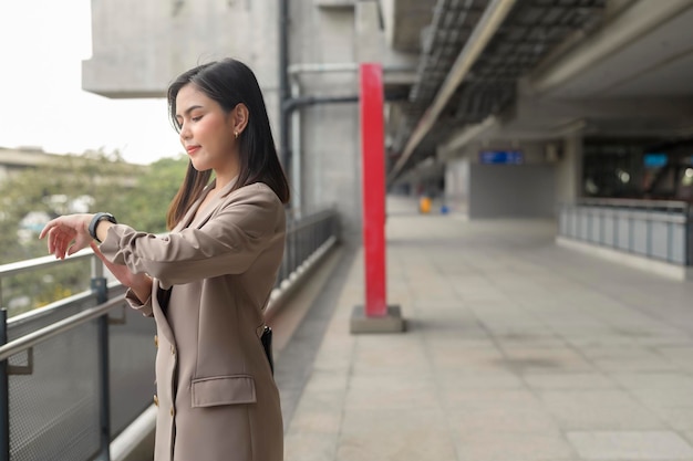 Geschäftsfrau verwendet Smart Watch in Modern City Business Technology City Lifestyle-Konzept