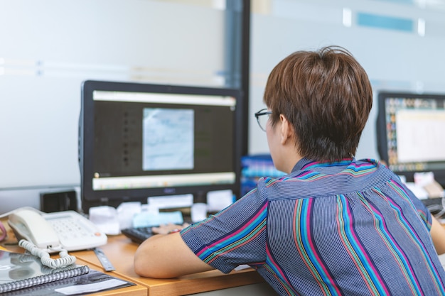 Geschäftsfrau von der Arbeit im Büro mit Weichzeichnung und über Licht im Hintergrund