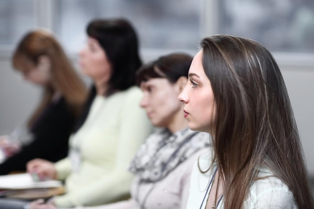 Geschäftsfrau vor dem Hintergrund von Kollegen im Konferenzraum