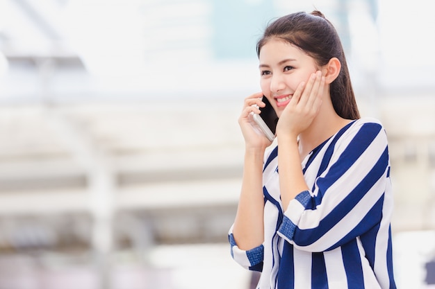 Geschäftsfrau Worker am Smartphone sprechen