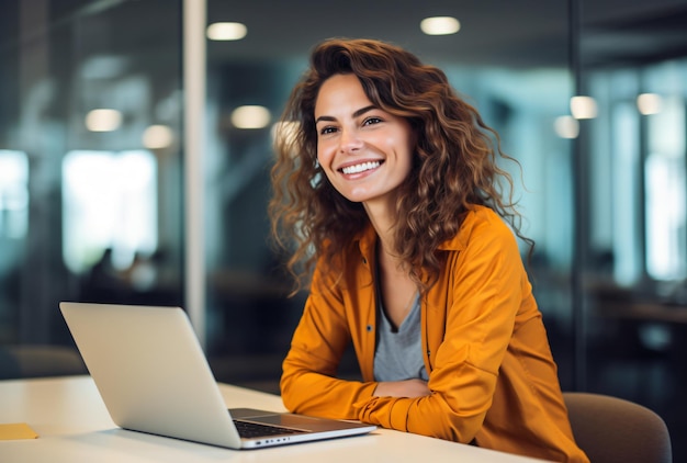 Foto geschäftsfrauen am schreibtisch arbeiten an laptops