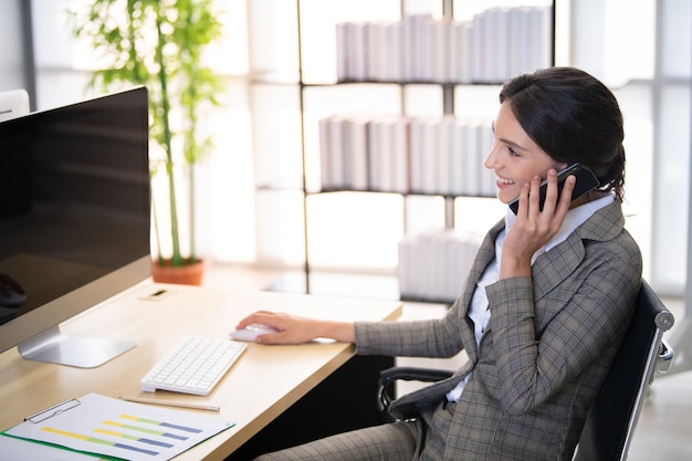 Geschäftsfrauen am Telefon für Kommunikation im Büro