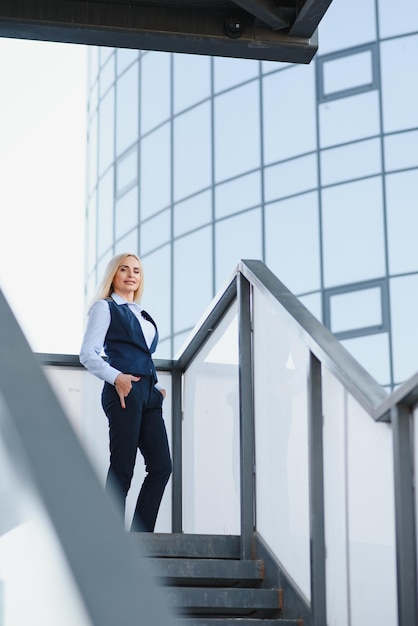 Geschäftsfrauen-Art-Frau, die zur Arbeit geht Portrait der schönen Frau im stilvollen Büro