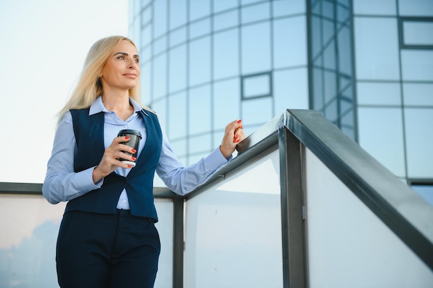 Geschäftsfrauen-Art-Frau, die zur Arbeit geht Portrait der schönen Frau im stilvollen Büro