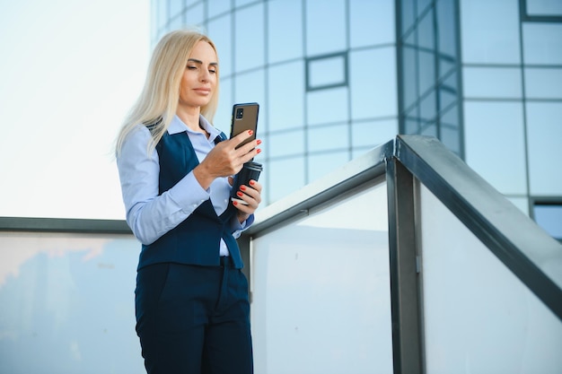 Geschäftsfrauen-Art-Frau, die zur Arbeit geht Portrait der schönen Frau im stilvollen Büro