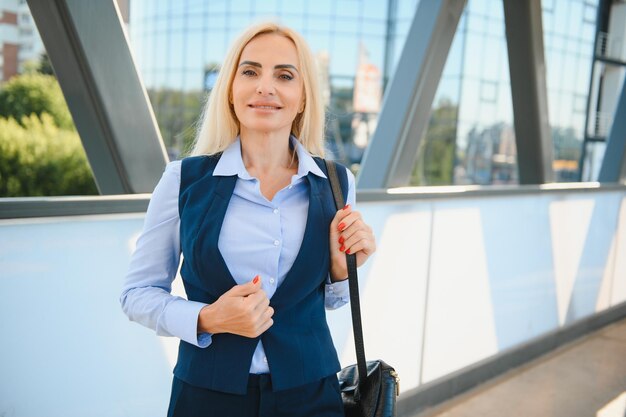 Geschäftsfrauen-Art-Frau, die zur Arbeit geht Portrait der schönen Frau im stilvollen Büro