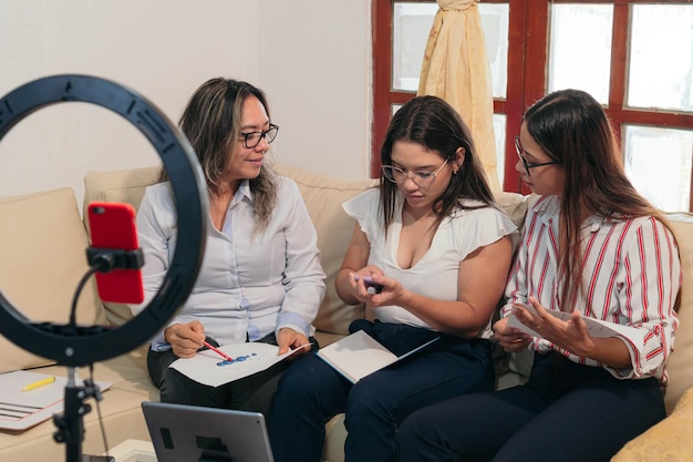 Geschäftsfrauen bei einer Online-Konferenz Unternehmerinnen analysieren die Datentabelle