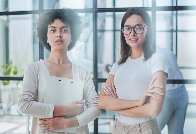 Geschäftsfrauen bei informellem Treffen im modernen Büro