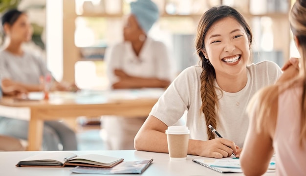 Geschäftsfrauen binden und planen Kaffeepausen mit Dokumenten-KPI-Forschung oder Zielgruppendatenanalyse für kreative Startups. Lächeln Sie glückliche Studentin und asiatische Designerin in Teamwork-Zusammenarbeit