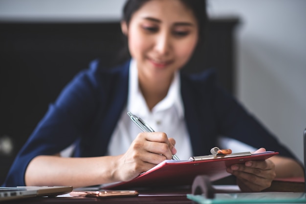 Geschäftsfrauen, die an Tischplattentabelle im modernen Büro arbeiten