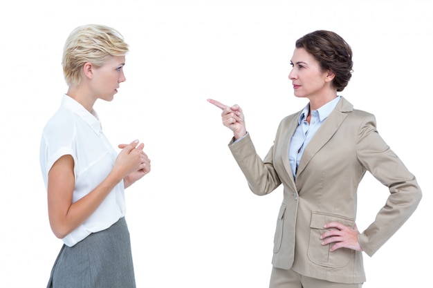 Foto geschäftsfrauen, die eine heftige debatte im büro haben