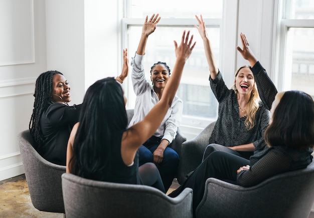 Geschäftsfrauen, die Hände in die Mitte legen