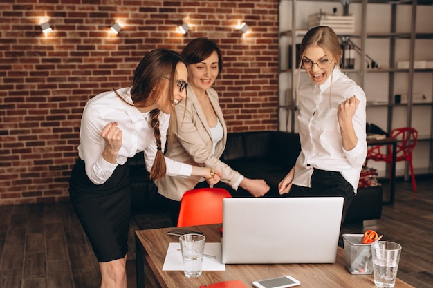 Geschäftsfrauen, die im büro arbeiten