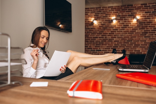 Geschäftsfrauen, die im Büro arbeiten