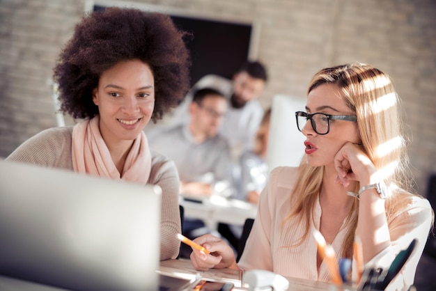 Foto geschäftsfrauen, die im büro arbeiten