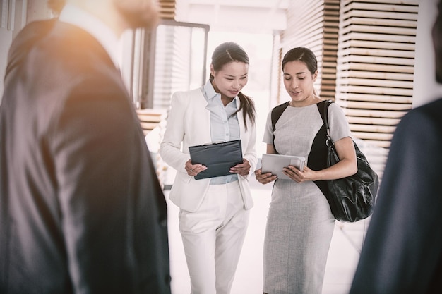 Geschäftsfrauen, die sich im Büro unterhalten