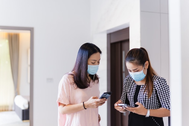 Geschäftsfrauen, die Smartphone senden Text.