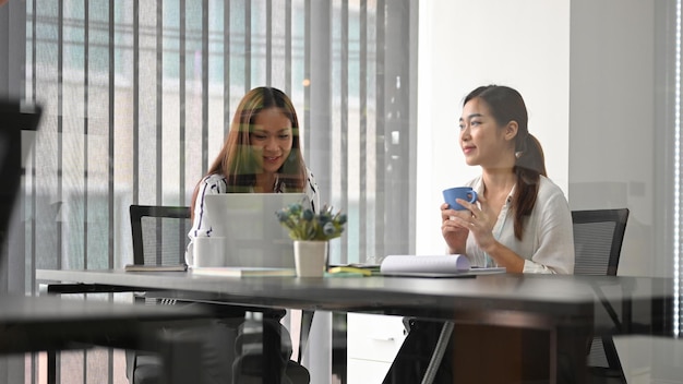 Geschäftsfrauen, die zusammen im Konferenzraum arbeiten, Ideen und Geschäftspläne entwickeln.