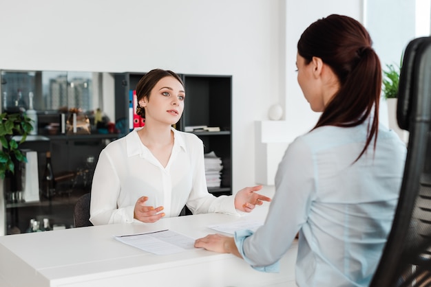 Geschäftsfrauen im Büro, das an einem Geschäft der Firma arbeitet