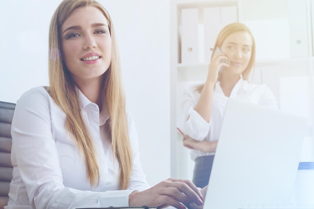 Geschäftsfrauen im büro