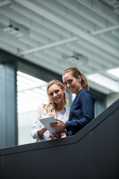 Geschäftsfrauen mit digitalem Tablet