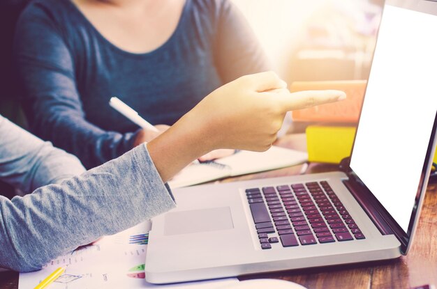 Foto geschäftsfrauen mit laptop am schreibtisch