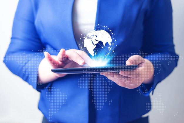 Geschäftsfrauen mit Laptop auf unscharfem Hintergrund, Verbindungsnetzwerkkonzept für Technologieleute