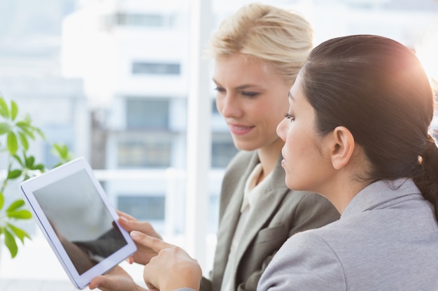 Foto geschäftsfrauen mit tablet