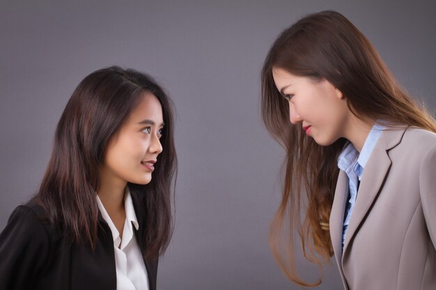 Geschäftsfrauen starren, Geschäftswettbewerbskonzept competition