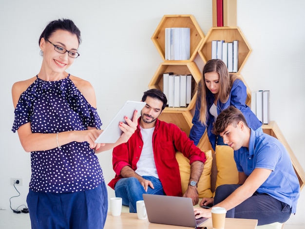 Geschäftsfrauen stehen und werfen bei der Arbeit, Geschäftstreffen im Wohnzimmer auf