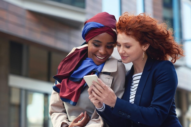Geschäftsfrauen telefonieren und reisen mit Vielfalt, während sie online sind, um Klatsch oder Nachrichten zu kommunizieren Freunde lesen E-Mails auf Smartphones mit 5g-Netzwerk oder Internetverbindung im Freien auf der städtischen Straße
