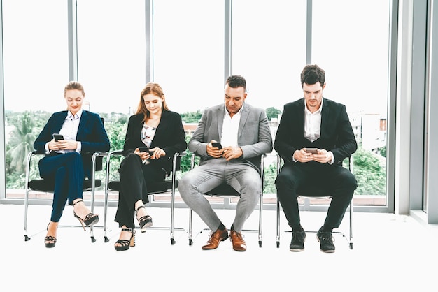 Foto geschäftsfrauen und geschäftsleute, die mobiltelefonen benutzen