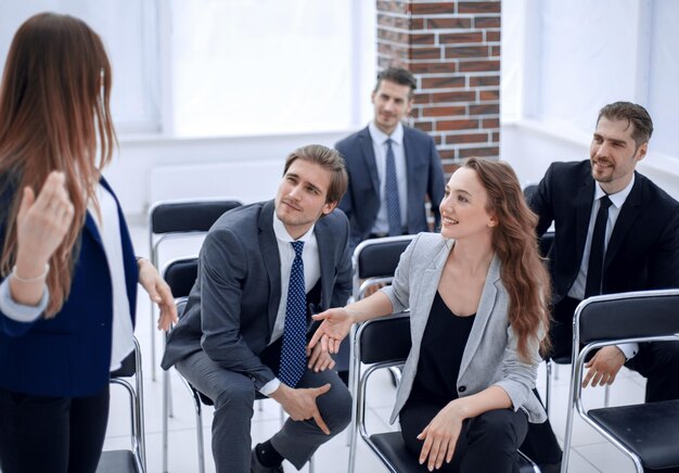 Geschäftsfrauen und Geschäftsleute lachen beim Reden bei Gruppentreffen Kollegen, die Spaß daran haben, die Arbeit beim Team-Briefing zu besprechen, das auf der Konferenz zusammensitzt