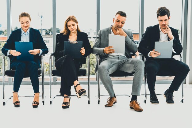 Foto geschäftsfrauen und geschäftsleute warten auf interviews