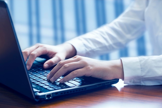 Geschäftsfrauen verwenden Laptops im Büro