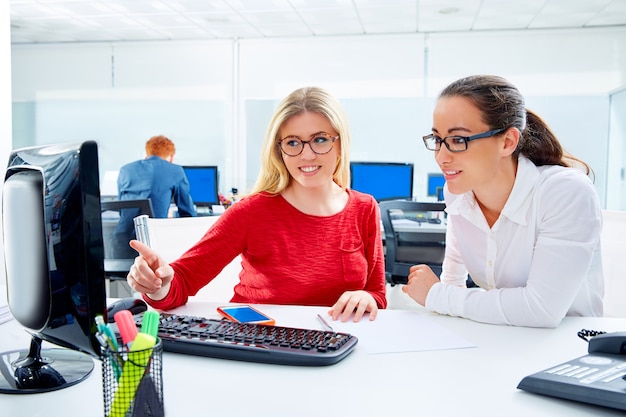 Geschäftsfrauteam, das am Büroschreibtisch arbeitet