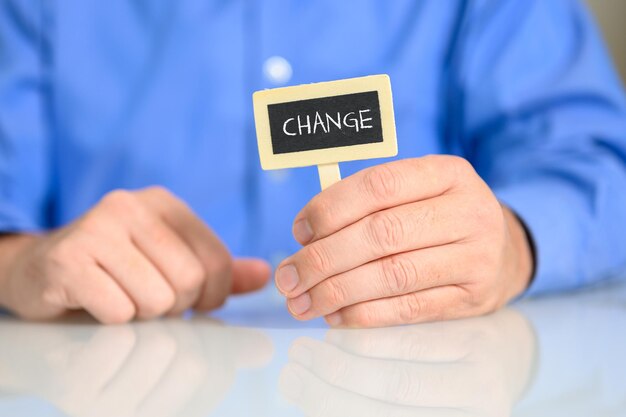 Geschäftsführer mit dem Schild Change